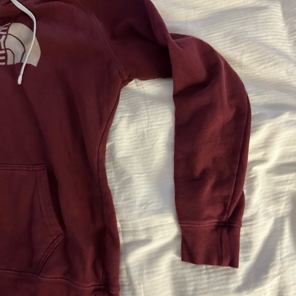 The North Face large burgundy hoodie. - Picture 4 of 15